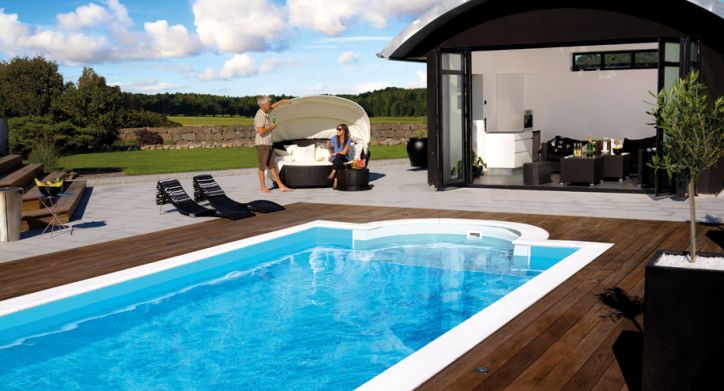 Sittplats nära rektangulär pool